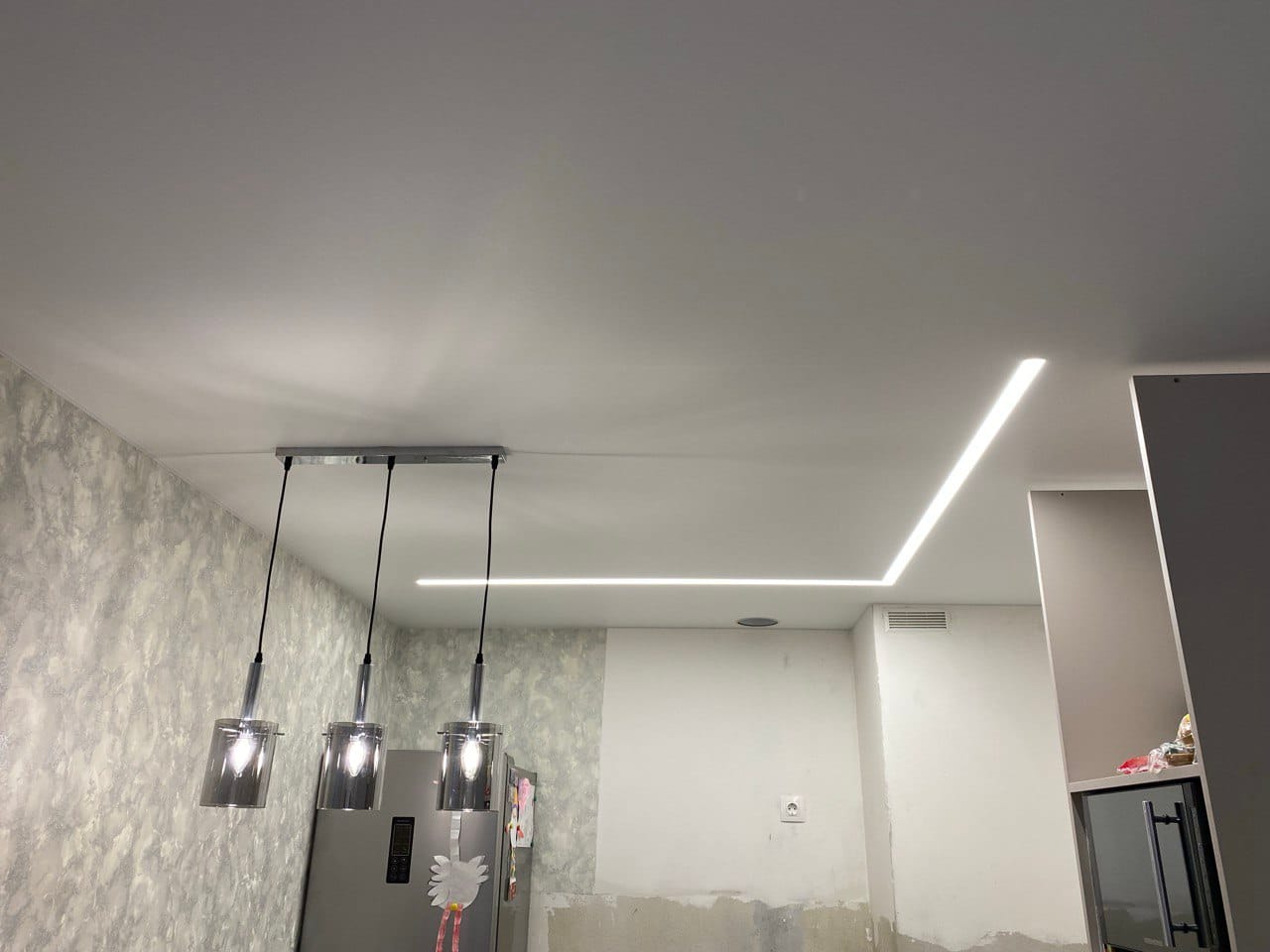 Матовый натяжной потолок на кухне