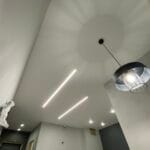 Дизайнерский натяжной потолок для большой комнаты