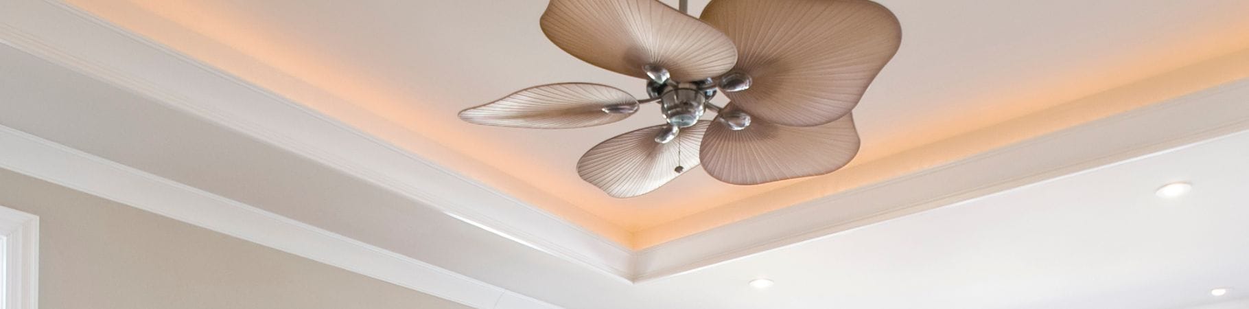 натяжные потолки в комнату