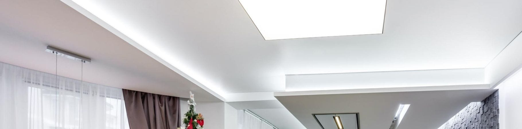 Одноуровневый натяжной потолок с подсветкой