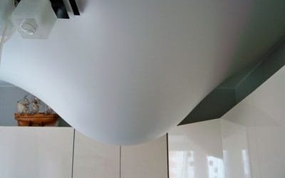 Фото слития воды натяжного потолка с